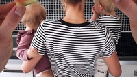 Joanna sedang menggendong kedua anaknua yaitu Charlie dan Hailey. Potongan semangka yang berbentuk seperti mahkota pun jadi foto yang unik keluarga ini.Foto: Instagram @joannajohanssonx