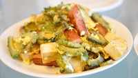 Yaeyama, Ishigaki dan Iriomote di Pulau Ikonawa terkenal dengan budaya dan masakan yang unik. Salah satunya goya champuru. Berupa campuran melon pahit, telur, tofu dan daging babi. Foto: Banzai Hiroaki