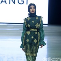 Rancangan busana muslim terbaru Dian Pelangi bertema Andewi di Indonesia Fashion Week 2018, Jakarta Convetion Center, Jakarta, Sabtu [31/3/2018]. [Foto: Mohammad Abduh/Wolipop]