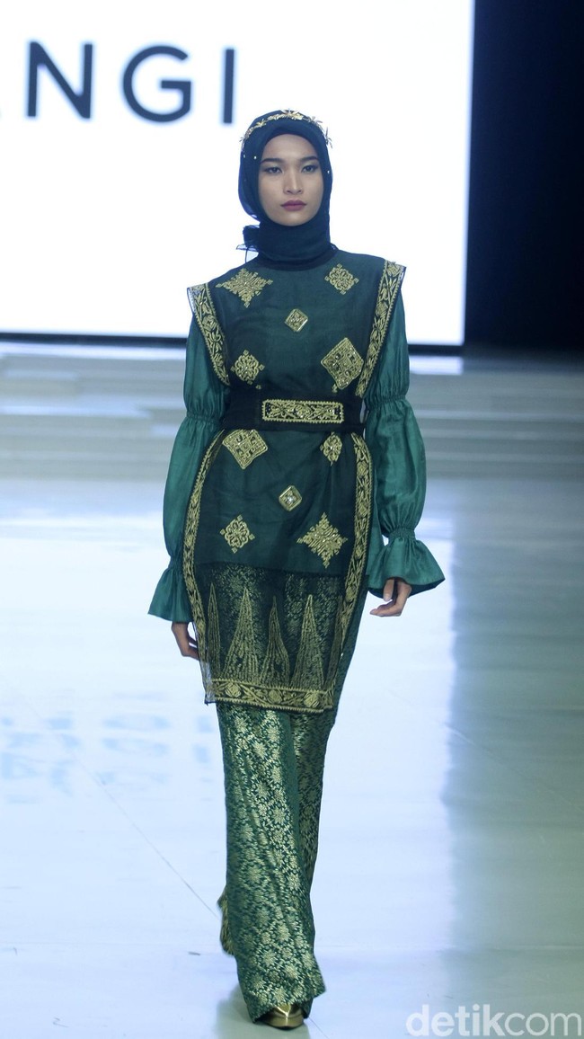 Rancangan busana muslim terbaru Dian Pelangi bertema Andewi di Indonesia Fashion Week 2018, Jakarta Convetion Center, Jakarta, Sabtu [31/3/2018]. [Foto: Mohammad Abduh/Wolipop]