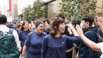 Seperti biasa, dalam pembukaan toko baru, Apple Fanboy ramai mendatangi. Foto: Apple