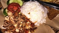 New good food in town! Enaknya kebawa mimpi, tulis Nino dalam akun Instagramnya. Wah bener sih, nasi putih dengan aneka gorengan dan ayam geprek memang juara. Foto: Instagram @ninokayam
