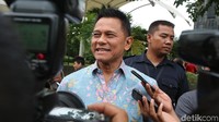 Jumlah duit suap yang diduga diberikan kepada Emirsyah sebesar 1,2 juta Euro dan USD 180 ribu atau setara Rp 20 miliar. Emirsyah juga diduga menerima suap dalam bentuk barang senilai USD 2 juta yang tersebar di Indonesia dan Singapura.