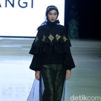 Rancangan busana muslim terbaru Dian Pelangi bertema Andewi di Indonesia Fashion Week 2018, Jakarta Convetion Center, Jakarta, Sabtu [31/3/2018]. [Foto: Mohammad Abduh/Wolipop]