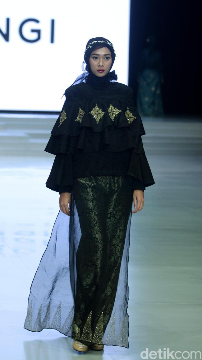 Rancangan busana muslim terbaru Dian Pelangi bertema Andewi di Indonesia Fashion Week 2018, Jakarta Convetion Center, Jakarta, Sabtu [31/3/2018]. [Foto: Mohammad Abduh/Wolipop]