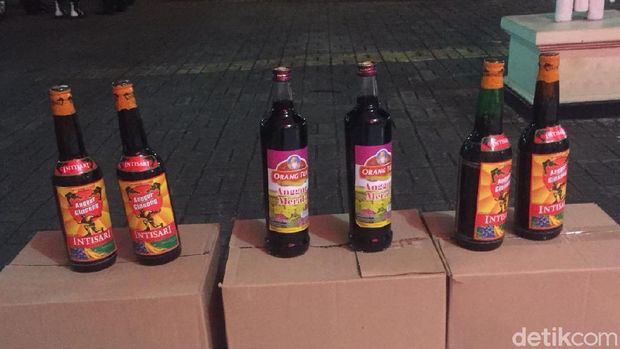 Polsek Kembangan Razia Puluhan Miras dari Toko Kelontong