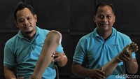 Pekerja saat memamerkan hasil produksi kaki dan tangan palsu.
