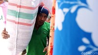 Para porter tak kenal lelah meski harus mengangkut berkarung-karung barang.