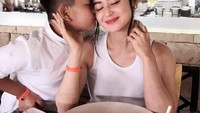 Selalu berusaha dekat dengan sang anak, ini pose Dewi dan Gabriel saat makan bersama. Thank God I have Gabriel, tulisnya. Foto: Instagram dewiperssikreal