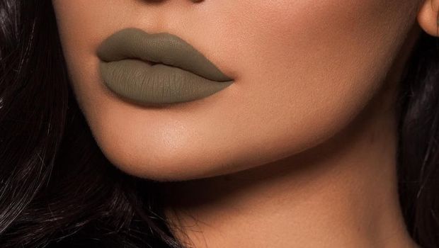 Lipstik Hijau Kylie Jenner Disamakan dengan Kotoran Bayi Hingga Shrek