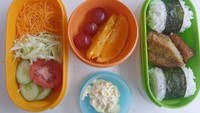 Wah kalau bekal milik @mama_hilmar ini lumayan lengkap nih. Ada menu salad, nasi dan lauk serta buah segar. Makan siang jadi makin semangat nih. Foto: Instagram