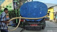 Kesulitan air bersih itu dikarenakan letak wilayah Muara Kamal di pesisir laut dan air dari PAM tidak memasuki daerah itu.
