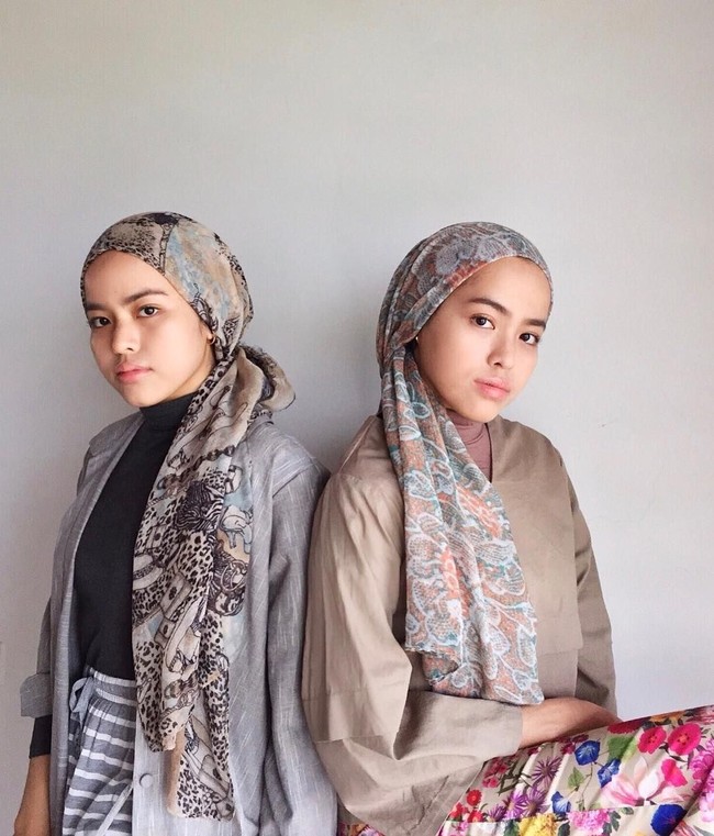 Di kesehariannya, baik Aina ataupun Iman sering memakai shawl atau hijab pashmina. Biasanya mereka memakai shawl berbahan sifon atau viscose. Foto: Instagram