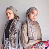 Di kesehariannya, baik Aina ataupun Iman sering memakai shawl atau hijab pashmina. Biasanya mereka memakai shawl berbahan sifon atau viscose. Foto: Instagram