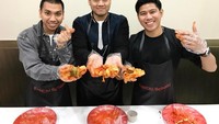 Rayi, Asta dan Nino terlihat sedang asyik membuat kimchi lho. Menurut kamu gimana nih rasa kimchi yang diracik oleh 3 cowok ganteng ini? Foto: Instagram @ninokayam