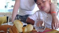 Kalau ini pose Dewi bersama anaknya, Gabriel. Memanfaatkan momen manis berdua, keduanya sedang sarapan roti di sebuah hotel. Foto: Instagram dewiperssikreal