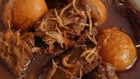 Ini bukan tahu dan telur, tapi ini daging sapi dan telur. Wah, dagingnya sengaja dipotong dalam ukuran besar. Dengan kuah sedikit kental dan diberi taburan bawang merah. Semur buatan @rindisepti ini terlihat lezat. Foto: Istimewa