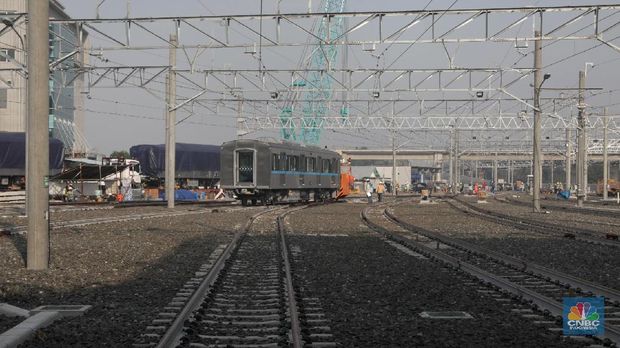 Petugas MRT memantau kereta MRT di Depo MRT Lebak Bulus, Jakarta, Kamis (12/4). Sebanyak empat unit kereta mass rapid transit (MRT) diangkut menggunakan truk dari kapal pengangkutnya di Tanjung Priok. Tiba pada pukul 23.51 malam tadi gerbong-gerbong tersebut diangkut beriringan menuju Depo Lebak Bulus. (CNBC Indonesia/Muhammad Sabki)