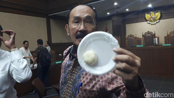 Foto: Fredrich Yunadi Pamer Bakpao Benjol Novanto di Sidang