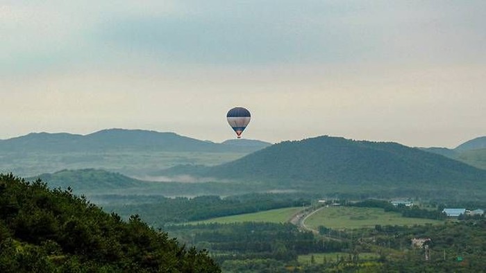 A hot air balloon at Jeju Island. (Photo: Facebook/oreumballoontour) 
Read more at https://www.channelnewsasia.com/news/asia/south-korea-jeju-island-hot-air-balloon-crash-10130232