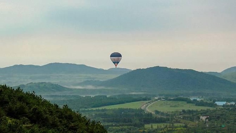 Ilustrasi Balon Udara A hot air balloon at Jeju Island. (Photo: Facebook/oreumballoontour)
Read more at https://www.channelnewsasia.com/news/asia/south-korea-jeju-island-hot-air-balloon-crash-10130232