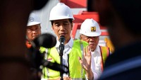 Saya kira ini menjadi jembatan yang paling panjang yang kita harapkan akan menumbuhkan titik perekonomian baru di Jayapura dan sekitarnya karena dapat memperpendek jarak dari kota Jayapura ke Skouw yang biasanya ditempuh 2,5 jam, dengan jembatan ini bisa ditempuh 1 jam, kata Jokowi. Laily Rachev/Biro Pers Setpres.