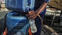 Selain jeriken, warga juga menggunakan botol air mineral bekas untuk menampung air.