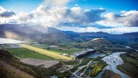 Keempat adalah Bandara Queenstown, Selandia Baru. Lihat saja perbukitan di sekitarnya dan berbatasan langsung dengan sungai di ujung landasan (CNN Travel)