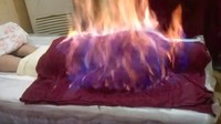 Terapi pijat unik berikutnya adalah dengan menggunakan api. Sebuah teknik pengobatan China kuno dengan dilapisi handuk terlebih dahulu kemudian direndam alkohol dan obat mujarab. Mereka yakin terapi menggunakan api ini akan membuat mereka terhindar dari flu. Foto: YouTube
