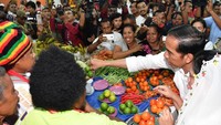 Jokowi dan Ibu Negara Iriana Joko Widodo juga menyempatkan berbelanja di Pasar Mama Mama Papua.