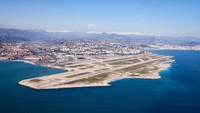 Posisi ketiga ada Bandara Nice Cote dAzur, Prancis. Bandara ini berlatar pegunungan bersalju yang cantik juga lautnya yang biru (CNN Travel)