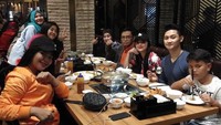 Bersama orang tuanya yang sedang ke Jakarta, Dewi makan shabu-shabu di sebuah restoran. Alhamdulillah Ya Allah.. kedua orgtua diberi kesehatan.. dan bisa kumpul bersama keluarga, tulis mantan istri Aldy Taher ini. Foto: Instagram dewiperssikreal