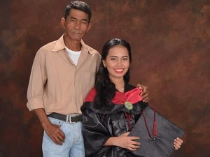 Viral, Kisah Ayah Kuli Panggul Semen yang Anaknya Berhasil Diwisuda