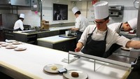 Menyandang predikat restoran terbaik di dunia, tentu dapur Eleven Madison Park selalu sibuk dengan chef-chef kelas dunia yang menyajikan makanan terbaik. Foto: Istimewa