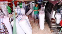 Bagi pedagang keberadaan porter ini terbilang penting.