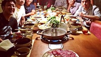 Sedang reunian bersama teman sekolah, Nino menikmati shabu-shabu yang enak. Jadi pengen nih! Foto: Instagram @ninokayam