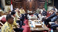 Jajaran Golkar yang mendampingi Airlangga di antaranya Wakil Koordinator Bidang Penggalangan Khusus DPP Partai Golkar Rizal Mallarangeng, Wakil Sekjen Golkar Ace Hasan Syadzily.