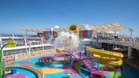 Sebagai kapal pesiar terbesar di dunia berdasarkan volume, The Symphony of the Seas membentang sepanjang 362 meter. Ada 24 kolam renang di kapal mewah ini (CNN Travel)