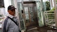 Ini penampakan lift khusus difabel di halte bus TransJakarta Tosari, Jakarta, Kamis (12/4/2018).