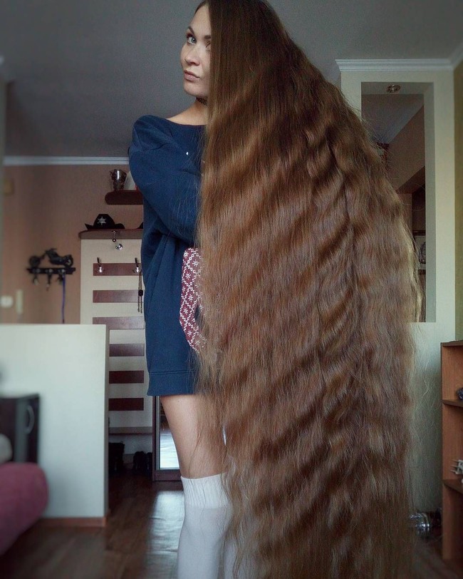 Awalnya Dashik ingin memanjangkan rambut karena taruhan dengan temannya. Saat berusia 16 tahun, temannya berkata dia tidak akan bisa memanjangkan rambutnya. Dashik pun membuktikan kalau temannya itu salah. Foto: Instagram/@dashik_gubanova