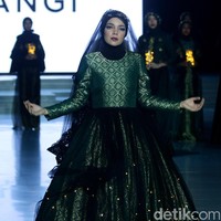 Rancangan busana muslim terbaru Dian Pelangi bertema Andewi di Indonesia Fashion Week 2018, Jakarta Convetion Center, Jakarta, Sabtu [31/3/2018]. [Foto: Mohammad Abduh/Wolipop]