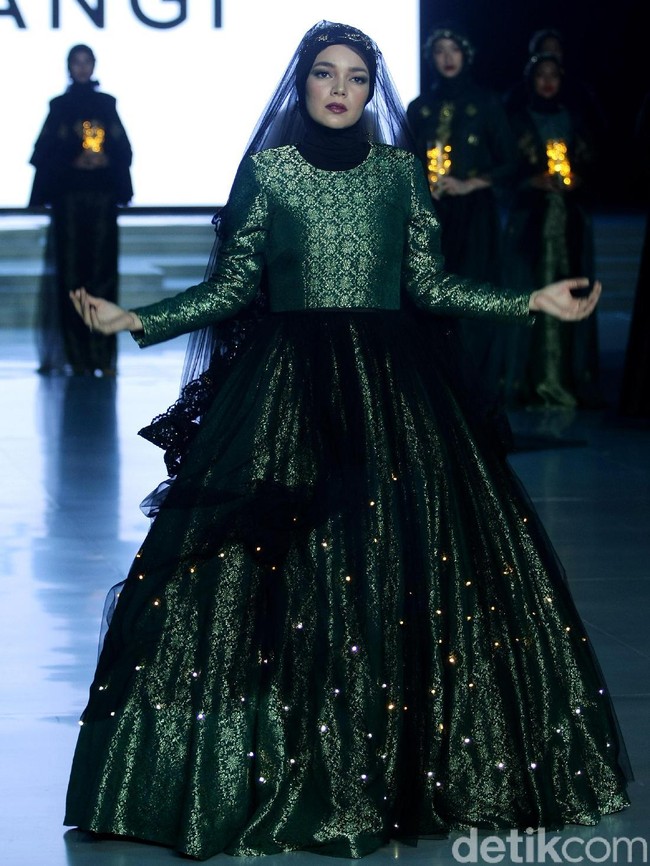 Rancangan busana muslim terbaru Dian Pelangi bertema Andewi di Indonesia Fashion Week 2018, Jakarta Convetion Center, Jakarta, Sabtu [31/3/2018]. [Foto: Mohammad Abduh/Wolipop]