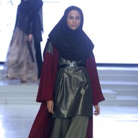 Fashion Show koleksi busana muslim terbaru Zaskia Sungkar yang mengangkat tema Gemintang di Indonesia Fashion Week 2018,Jakarta Convention Center, Jakarta, Sabtu [31/3/2018]. [Foto: Mohammad Abduh/Wolipop]