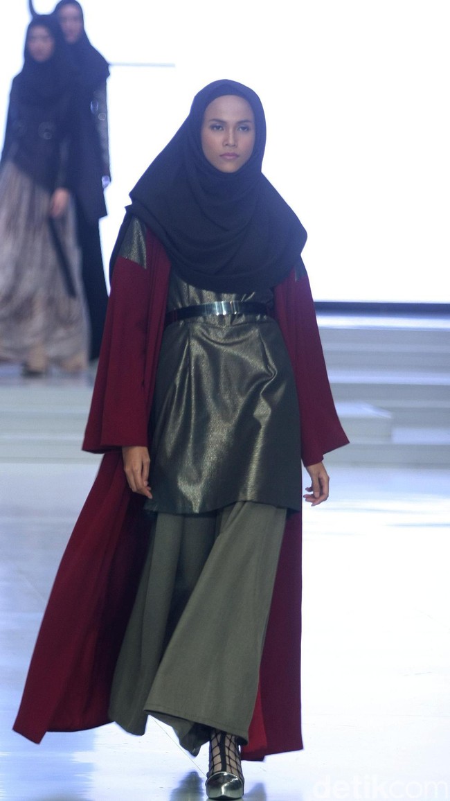 Fashion Show koleksi busana muslim terbaru Zaskia Sungkar yang mengangkat tema Gemintang di Indonesia Fashion Week 2018,Jakarta Convention Center, Jakarta, Sabtu [31/3/2018]. [Foto: Mohammad Abduh/Wolipop]