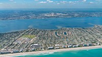Urutan enam ada Bandara Orlando Melbourne, Amerika Serikat. Sebelum memasuki landasan, ada pemandangan perumahan berjejer di pulau sebelah (CNN Travel)