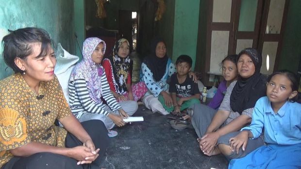 Cerita Helmi, Bocah SD di Jombang yang Rawat Nenek Seorang Diri