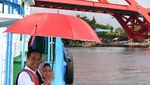 Foto: Potret Mesra Jokowi-Iriana Sepayung Berdua di Jayapura