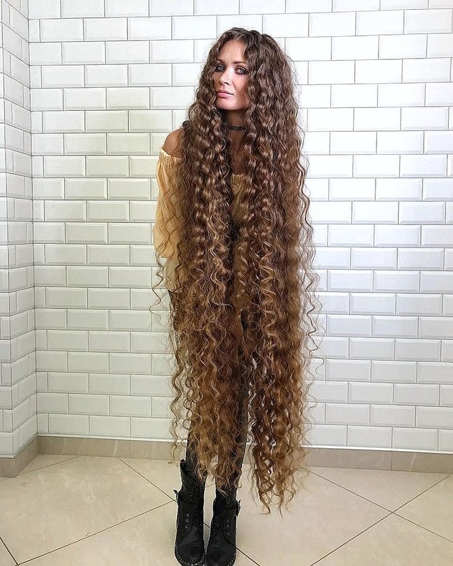 Rambut Dashik yang ditata keriting untuk pemotretan. Cantik banget! Foto: Instagram/@dashik_gubanova