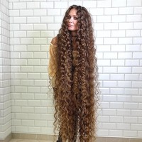 Rambut Dashik yang ditata keriting untuk pemotretan. Cantik banget! Foto: Instagram/@dashik_gubanova