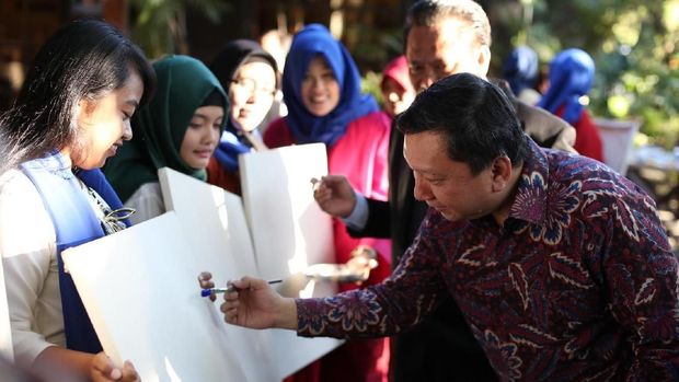 Pameran Lukisan Kupu kupu Semarakkan Hari Kartini di Surabaya